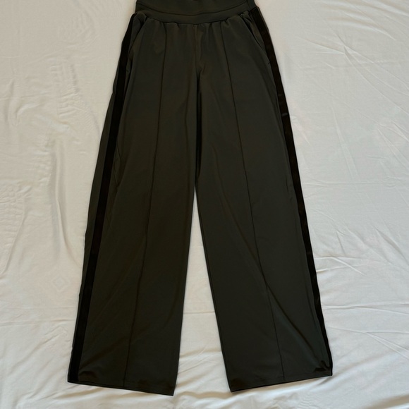 Athleta Nolita wide leg pant in mountain olive (dark khaki green) - Picture 1 of 7